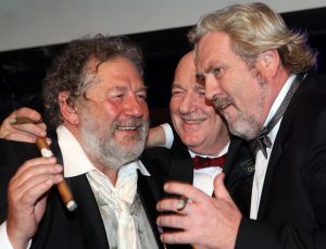 24-11-2007 SHOWBIZZ; GRAND DU GALA CIGARE 2007 IN HUIS TER DUIN NOORDWIJK. Stoute dames van het genootschap Salome rookte en pafte er heerlijk op los en schuwden ook de grootste sigaren niet. Uniek in de geschiedenis van de sigaar gala s was dat er deze keer drie winnaars waren van de Chevalier du Cercie du Cigare: regisseur en producent Chiem van Houweninge. Messterkok van deze eeuw Cas Spijkers en bariton Ernst Daniel Smid. Dit drie tal mag zich voegen bij het rijtje van Hans Wiegel,  Jan des Bouvrie, Robin Linschoten, acteur Peter Lusse, zanger Bastiaan Ragas, RTL baas Fons van Westerloo, chef top kok Robert Kranenborg en wijlen Pim Fortuyn. 
foto: Albert den Iseger