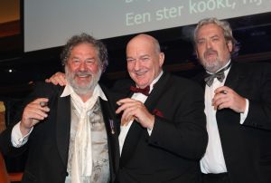 24-11-2007 SHOWBIZZ; GRAND DU GALA CIGARE 2007 IN HUIS TER DUIN NOORDWIJK. Stoute dames van het genootschap Salome rookte en pafte er heerlijk op los en schuwden ook de grootste sigaren niet. Uniek in de geschiedenis van de sigaar gala s was dat er deze keer drie winnaars waren van de Chevalier du Cercie du Cigare: regisseur en producent Chiem van Houweninge. Messterkok van deze eeuw Cas Spijkers en bariton Ernst Daniel Smid. Dit drie tal mag zich voegen bij het rijtje van Hans Wiegel,  Jan des Bouvrie, Robin Linschoten, acteur Peter Lusse, zanger Bastiaan Ragas, RTL baas Fons van Westerloo, chef top kok Robert Kranenborg en wijlen Pim Fortuyn. 
foto: Albert den Iseger