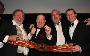 24-11-2007 SHOWBIZZ; GRAND DU GALA CIGARE 2007 IN HUIS TER DUIN NOORDWIJK. Stoute dames van het genootschap Salome rookte en pafte er heerlijk op los en schuwden ook de grootste sigaren niet. Uniek in de geschiedenis van de sigaar gala s was dat er deze keer drie winnaars waren van de Chevalier du Cercie du Cigare: regisseur en producent Chiem van Houweninge. Messterkok van deze eeuw Cas Spijkers en bariton Ernst Daniel Smid. Dit drie tal mag zich voegen bij het rijtje van Hans Wiegel,  Jan des Bouvrie, Robin Linschoten, acteur Peter Lusse, zanger Bastiaan Ragas, RTL baas Fons van Westerloo, chef top kok Robert Kranenborg en wijlen Pim Fortuyn. 
foto: Albert den Iseger