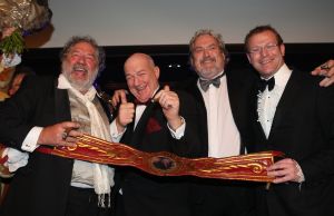 24-11-2007 SHOWBIZZ; GRAND DU GALA CIGARE 2007 IN HUIS TER DUIN NOORDWIJK. Stoute dames van het genootschap Salome rookte en pafte er heerlijk op los en schuwden ook de grootste sigaren niet. Uniek in de geschiedenis van de sigaar gala s was dat er deze keer drie winnaars waren van de Chevalier du Cercie du Cigare: regisseur en producent Chiem van Houweninge. Messterkok van deze eeuw Cas Spijkers en bariton Ernst Daniel Smid. Dit drie tal mag zich voegen bij het rijtje van Hans Wiegel,  Jan des Bouvrie, Robin Linschoten, acteur Peter Lusse, zanger Bastiaan Ragas, RTL baas Fons van Westerloo, chef top kok Robert Kranenborg en wijlen Pim Fortuyn. 
foto: Albert den Iseger