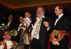 24-11-2007 SHOWBIZZ; GRAND DU GALA CIGARE 2007 IN HUIS TER DUIN NOORDWIJK. Stoute dames van het genootschap Salome rookte en pafte er heerlijk op los en schuwden ook de grootste sigaren niet. Uniek in de geschiedenis van de sigaar gala s was dat er deze keer drie winnaars waren van de Chevalier du Cercie du Cigare: regisseur en producent Chiem van Houweninge. Messterkok van deze eeuw Cas Spijkers en bariton Ernst Daniel Smid. Dit drie tal mag zich voegen bij het rijtje van Hans Wiegel,  Jan des Bouvrie, Robin Linschoten, acteur Peter Lusse, zanger Bastiaan Ragas, RTL baas Fons van Westerloo, chef top kok Robert Kranenborg en wijlen Pim Fortuyn. 
foto: Albert den Iseger