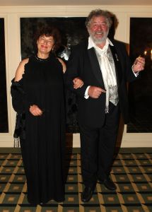 24-11-2007 SHOWBIZZ; GRAND DU GALA CIGARE 2007 IN HUIS TER DUIN NOORDWIJK. Stoute dames van het genootschap Salome rookte en pafte er heerlijk op los en schuwden ook de grootste sigaren niet. Uniek in de geschiedenis van de sigaar gala s was dat er deze keer drie winnaars waren van de Chevalier du Cercie du Cigare: regisseur en producent Chiem van Houweninge. Messterkok van deze eeuw Cas Spijkers en bariton Ernst Daniel Smid. Dit drie tal mag zich voegen bij het rijtje van Hans Wiegel,  Jan des Bouvrie, Robin Linschoten, acteur Peter Lusse, zanger Bastiaan Ragas, RTL baas Fons van Westerloo, chef top kok Robert Kranenborg en wijlen Pim Fortuyn. 
foto: Albert den Iseger