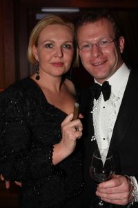 24-11-2007 SHOWBIZZ; GRAND DU GALA CIGARE 2007 IN HUIS TER DUIN NOORDWIJK. Stoute dames van het genootschap Salome rookte en pafte er heerlijk op los en schuwden ook de grootste sigaren niet. Uniek in de geschiedenis van de sigaar gala s was dat er deze keer drie winnaars waren van de Chevalier du Cercie du Cigare: regisseur en producent Chiem van Houweninge. Messterkok van deze eeuw Cas Spijkers en bariton Ernst Daniel Smid. Dit drie tal mag zich voegen bij het rijtje van Hans Wiegel,  Jan des Bouvrie, Robin Linschoten, acteur Peter Lusse, zanger Bastiaan Ragas, RTL baas Fons van Westerloo, chef top kok Robert Kranenborg en wijlen Pim Fortuyn. 
foto: Albert den Iseger
