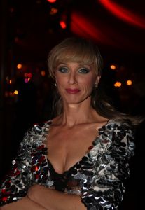 04-11-2007 SHOWBIZZ; PALAZZO OPENT DEUREN VOOR VARIETE LIEFHEBBERS. Voor het vierde achtereen volgende jaar heeft Palazzo haar deuren geopent.Tijdens de premiere trad een keur van internationale artiesten op terwijl de gasten smulden van het vijf gangen diner van top kok Ron Blauw en zijn team.Vele bekenden waren deze avond op uitnodiging van Rick Gemser naar de prachtige tent gekomen oa. Ben Cramer,  Louis van Gaal, Ed Nijpels, Aad de Mos, Thijs van Leer, Mariianne van Wijnkoop, Myrna Goosen, Johnny Kraaijkamp, Sheila de Vries, Fabienne de Vries, Harry Mens, Marijke Helwegen enz. Iedereen had na afloop het buikje vol en zere kaken van het vele lachen. Weer een pracht van aanwinst voor Amsterdam tijdens de aankomende winter.
foto: Albert den Iseger