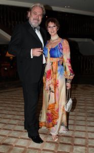 24-11-2007 SHOWBIZZ; GRAND DU GALA CIGARE 2007 IN HUIS TER DUIN NOORDWIJK. Stoute dames van het genootschap Salome rookte en pafte er heerlijk op los en schuwden ook de grootste sigaren niet. Uniek in de geschiedenis van de sigaar gala s was dat er deze keer drie winnaars waren van de Chevalier du Cercie du Cigare: regisseur en producent Chiem van Houweninge. Messterkok van deze eeuw Cas Spijkers en bariton Ernst Daniel Smid. Dit drie tal mag zich voegen bij het rijtje van Hans Wiegel,  Jan des Bouvrie, Robin Linschoten, acteur Peter Lusse, zanger Bastiaan Ragas, RTL baas Fons van Westerloo, chef top kok Robert Kranenborg en wijlen Pim Fortuyn. 
foto: Albert den Iseger