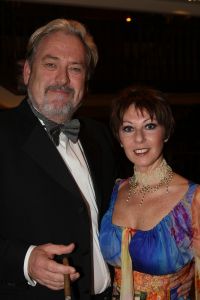 24-11-2007 SHOWBIZZ; GRAND DU GALA CIGARE 2007 IN HUIS TER DUIN NOORDWIJK. Stoute dames van het genootschap Salome rookte en pafte er heerlijk op los en schuwden ook de grootste sigaren niet. Uniek in de geschiedenis van de sigaar gala s was dat er deze keer drie winnaars waren van de Chevalier du Cercie du Cigare: regisseur en producent Chiem van Houweninge. Messterkok van deze eeuw Cas Spijkers en bariton Ernst Daniel Smid. Dit drie tal mag zich voegen bij het rijtje van Hans Wiegel,  Jan des Bouvrie, Robin Linschoten, acteur Peter Lusse, zanger Bastiaan Ragas, RTL baas Fons van Westerloo, chef top kok Robert Kranenborg en wijlen Pim Fortuyn. 
foto: Albert den Iseger