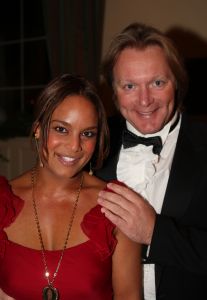 24-11-2007 SHOWBIZZ; GRAND DU GALA CIGARE 2007 IN HUIS TER DUIN NOORDWIJK. Stoute dames van het genootschap Salome rookte en pafte er heerlijk op los en schuwden ook de grootste sigaren niet. Uniek in de geschiedenis van de sigaar gala s was dat er deze keer drie winnaars waren van de Chevalier du Cercie du Cigare: regisseur en producent Chiem van Houweninge. Messterkok van deze eeuw Cas Spijkers en bariton Ernst Daniel Smid. Dit drie tal mag zich voegen bij het rijtje van Hans Wiegel,  Jan des Bouvrie, Robin Linschoten, acteur Peter Lusse, zanger Bastiaan Ragas, RTL baas Fons van Westerloo, chef top kok Robert Kranenborg en wijlen Pim Fortuyn. 
foto: Albert den Iseger