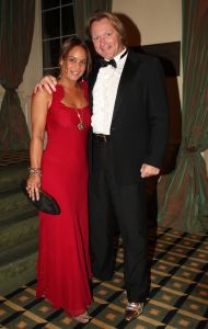 24-11-2007 SHOWBIZZ; GRAND DU GALA CIGARE 2007 IN HUIS TER DUIN NOORDWIJK. Stoute dames van het genootschap Salome rookte en pafte er heerlijk op los en schuwden ook de grootste sigaren niet. Uniek in de geschiedenis van de sigaar gala s was dat er deze keer drie winnaars waren van de Chevalier du Cercie du Cigare: regisseur en producent Chiem van Houweninge. Messterkok van deze eeuw Cas Spijkers en bariton Ernst Daniel Smid. Dit drie tal mag zich voegen bij het rijtje van Hans Wiegel,  Jan des Bouvrie, Robin Linschoten, acteur Peter Lusse, zanger Bastiaan Ragas, RTL baas Fons van Westerloo, chef top kok Robert Kranenborg en wijlen Pim Fortuyn. 
foto: Albert den Iseger