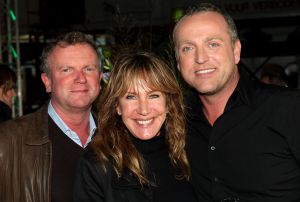 09-11-2007 SHOWBIZZ; GORDON TEKENT CONTRACT BIJ RADIO 538. Gordon gaat samen met Kimberley en Danny Gordijn een radioprogramma  maken bij radio 538. De aftrap was op  Oud Schiphol waar tussen oude vliegtuigen Jan Willem Bruggewirth samen met Gordon de rode knop indrukte en de Gordon radio signalen de ether in werden gestuurd.
foto: Albert den Iseger