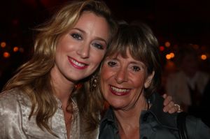 04-11-2007 SHOWBIZZ; PALAZZO OPENT DEUREN VOOR VARIETE LIEFHEBBERS. Voor het vierde achtereen volgende jaar heeft Palazzo haar deuren geopent.Tijdens de premiere trad een keur van internationale artiesten op terwijl de gasten smulden van het vijf gangen diner van top kok Ron Blauw en zijn team.Vele bekenden waren deze avond op uitnodiging van Rick Gemser naar de prachtige tent gekomen oa. Ben Cramer,  Louis van Gaal, Ed Nijpels, Aad de Mos, Thijs van Leer, Mariianne van Wijnkoop, Myrna Goosen, Johnny Kraaijkamp, Sheila de Vries, Fabienne de Vries, Harry Mens, Marijke Helwegen enz. Iedereen had na afloop het buikje vol en zere kaken van het vele lachen. Weer een pracht van aanwinst voor Amsterdam tijdens de aankomende winter.
foto: Albert den Iseger