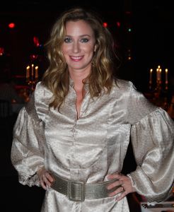 04-11-2007 SHOWBIZZ; PALAZZO OPENT DEUREN VOOR VARIETE LIEFHEBBERS. Voor het vierde achtereen volgende jaar heeft Palazzo haar deuren geopent.Tijdens de premiere trad een keur van internationale artiesten op terwijl de gasten smulden van het vijf gangen diner van top kok Ron Blauw en zijn team.Vele bekenden waren deze avond op uitnodiging van Rick Gemser naar de prachtige tent gekomen oa. Ben Cramer,  Louis van Gaal, Ed Nijpels, Aad de Mos, Thijs van Leer, Mariianne van Wijnkoop, Myrna Goosen, Johnny Kraaijkamp, Sheila de Vries, Fabienne de Vries, Harry Mens, Marijke Helwegen enz. Iedereen had na afloop het buikje vol en zere kaken van het vele lachen. Weer een pracht van aanwinst voor Amsterdam tijdens de aankomende winter.
foto: Albert den Iseger