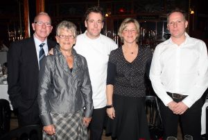 04-11-2007 SHOWBIZZ; PALAZZO OPENT DEUREN VOOR VARIETE LIEFHEBBERS. Voor het vierde achtereen volgende jaar heeft Palazzo haar deuren geopent.Tijdens de premiere trad een keur van internationale artiesten op terwijl de gasten smulden van het vijf gangen diner van top kok Ron Blauw en zijn team.Vele bekenden waren deze avond op uitnodiging van Rick Gemser naar de prachtige tent gekomen oa. Ben Cramer,  Louis van Gaal, Ed Nijpels, Aad de Mos, Thijs van Leer, Mariianne van Wijnkoop, Myrna Goosen, Johnny Kraaijkamp, Sheila de Vries, Fabienne de Vries, Harry Mens, Marijke Helwegen enz. Iedereen had na afloop het buikje vol en zere kaken van het vele lachen. Weer een pracht van aanwinst voor Amsterdam tijdens de aankomende winter.
foto: Albert den Iseger