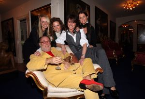 14-11-2007 SHOWBIZZ; AAT VELDHOEN VRAAGT HEDY d ANCONA TEN HUWELIJK. De erotische kunstenaar is dolverliefd op oud minister Hedy d Ancona en heeft haar al verschillende keren ten huwelijk gevraagd.
foto: Albert den Iseger.