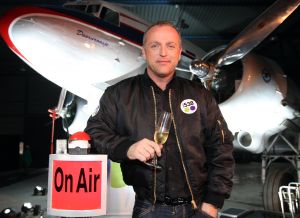 09-11-2007 SHOWBIZZ; GORDON TEKENT CONTRACT BIJ RADIO 538. Gordon gaat samen met Kimberley en Danny Gordijn een radioprogramma  maken bij radio 538. De aftrap was op  Oud Schiphol waar tussen oude vliegtuigen Jan Willem Bruggewirth samen met Gordon de rode knop indrukte en de Gordon radio signalen de ether in werden gestuurd.
foto: Albert den Iseger