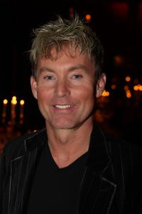 04-11-2007 SHOWBIZZ; PALAZZO OPENT DEUREN VOOR VARIETE LIEFHEBBERS. Voor het vierde achtereen volgende jaar heeft Palazzo haar deuren geopent.Tijdens de premiere trad een keur van internationale artiesten op terwijl de gasten smulden van het vijf gangen diner van top kok Ron Blauw en zijn team.Vele bekenden waren deze avond op uitnodiging van Rick Gemser naar de prachtige tent gekomen oa. Ben Cramer,  Louis van Gaal, Ed Nijpels, Aad de Mos, Thijs van Leer, Mariianne van Wijnkoop, Myrna Goosen, Johnny Kraaijkamp, Sheila de Vries, Fabienne de Vries, Harry Mens, Marijke Helwegen enz. Iedereen had na afloop het buikje vol en zere kaken van het vele lachen. Weer een pracht van aanwinst voor Amsterdam tijdens de aankomende winter.
foto: Albert den Iseger