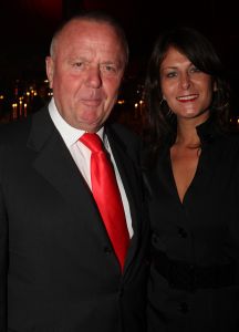 04-11-2007 SHOWBIZZ; PALAZZO OPENT DEUREN VOOR VARIETE LIEFHEBBERS. Voor het vierde achtereen volgende jaar heeft Palazzo haar deuren geopent.Tijdens de premiere trad een keur van internationale artiesten op terwijl de gasten smulden van het vijf gangen diner van top kok Ron Blauw en zijn team.Vele bekenden waren deze avond op uitnodiging van Rick Gemser naar de prachtige tent gekomen oa. Ben Cramer,  Louis van Gaal, Ed Nijpels, Aad de Mos, Thijs van Leer, Mariianne van Wijnkoop, Myrna Goosen, Johnny Kraaijkamp, Sheila de Vries, Fabienne de Vries, Harry Mens, Marijke Helwegen enz. Iedereen had na afloop het buikje vol en zere kaken van het vele lachen. Weer een pracht van aanwinst voor Amsterdam tijdens de aankomende winter.
foto: Albert den Iseger