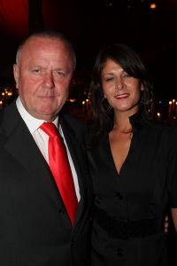 04-11-2007 SHOWBIZZ; PALAZZO OPENT DEUREN VOOR VARIETE LIEFHEBBERS. Voor het vierde achtereen volgende jaar heeft Palazzo haar deuren geopent.Tijdens de premiere trad een keur van internationale artiesten op terwijl de gasten smulden van het vijf gangen diner van top kok Ron Blauw en zijn team.Vele bekenden waren deze avond op uitnodiging van Rick Gemser naar de prachtige tent gekomen oa. Ben Cramer,  Louis van Gaal, Ed Nijpels, Aad de Mos, Thijs van Leer, Mariianne van Wijnkoop, Myrna Goosen, Johnny Kraaijkamp, Sheila de Vries, Fabienne de Vries, Harry Mens, Marijke Helwegen enz. Iedereen had na afloop het buikje vol en zere kaken van het vele lachen. Weer een pracht van aanwinst voor Amsterdam tijdens de aankomende winter.
foto: Albert den Iseger