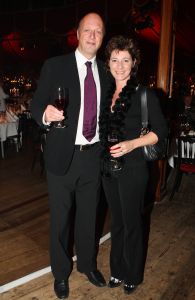 04-11-2007 SHOWBIZZ; PALAZZO OPENT DEUREN VOOR VARIETE LIEFHEBBERS. Voor het vierde achtereen volgende jaar heeft Palazzo haar deuren geopent.Tijdens de premiere trad een keur van internationale artiesten op terwijl de gasten smulden van het vijf gangen diner van top kok Ron Blauw en zijn team.Vele bekenden waren deze avond op uitnodiging van Rick Gemser naar de prachtige tent gekomen oa. Ben Cramer,  Louis van Gaal, Ed Nijpels, Aad de Mos, Thijs van Leer, Mariianne van Wijnkoop, Myrna Goosen, Johnny Kraaijkamp, Sheila de Vries, Fabienne de Vries, Harry Mens, Marijke Helwegen enz. Iedereen had na afloop het buikje vol en zere kaken van het vele lachen. Weer een pracht van aanwinst voor Amsterdam tijdens de aankomende winter.
foto: Albert den Iseger