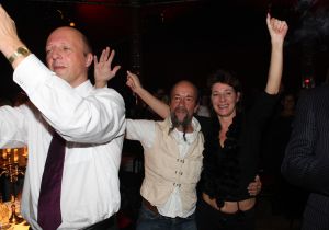 04-11-2007 SHOWBIZZ; PALAZZO OPENT DEUREN VOOR VARIETE LIEFHEBBERS. Voor het vierde achtereen volgende jaar heeft Palazzo haar deuren geopent.Tijdens de premiere trad een keur van internationale artiesten op terwijl de gasten smulden van het vijf gangen diner van top kok Ron Blauw en zijn team.Vele bekenden waren deze avond op uitnodiging van Rick Gemser naar de prachtige tent gekomen oa. Ben Cramer,  Louis van Gaal, Ed Nijpels, Aad de Mos, Thijs van Leer, Mariianne van Wijnkoop, Myrna Goosen, Johnny Kraaijkamp, Sheila de Vries, Fabienne de Vries, Harry Mens, Marijke Helwegen enz. Iedereen had na afloop het buikje vol en zere kaken van het vele lachen. Weer een pracht van aanwinst voor Amsterdam tijdens de aankomende winter.
foto: Albert den Iseger