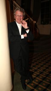 24-11-2007 SHOWBIZZ; GRAND DU GALA CIGARE 2007 IN HUIS TER DUIN NOORDWIJK. Stoute dames van het genootschap Salome rookte en pafte er heerlijk op los en schuwden ook de grootste sigaren niet. Uniek in de geschiedenis van de sigaar gala s was dat er deze keer drie winnaars waren van de Chevalier du Cercie du Cigare: regisseur en producent Chiem van Houweninge. Messterkok van deze eeuw Cas Spijkers en bariton Ernst Daniel Smid. Dit drie tal mag zich voegen bij het rijtje van Hans Wiegel,  Jan des Bouvrie, Robin Linschoten, acteur Peter Lusse, zanger Bastiaan Ragas, RTL baas Fons van Westerloo, chef top kok Robert Kranenborg en wijlen Pim Fortuyn. 
foto: Albert den Iseger