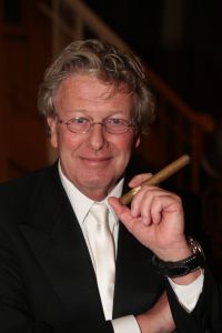 24-11-2007 SHOWBIZZ; GRAND DU GALA CIGARE 2007 IN HUIS TER DUIN NOORDWIJK. Stoute dames van het genootschap Salome rookte en pafte er heerlijk op los en schuwden ook de grootste sigaren niet. Uniek in de geschiedenis van de sigaar gala s was dat er deze keer drie winnaars waren van de Chevalier du Cercie du Cigare: regisseur en producent Chiem van Houweninge. Messterkok van deze eeuw Cas Spijkers en bariton Ernst Daniel Smid. Dit drie tal mag zich voegen bij het rijtje van Hans Wiegel,  Jan des Bouvrie, Robin Linschoten, acteur Peter Lusse, zanger Bastiaan Ragas, RTL baas Fons van Westerloo, chef top kok Robert Kranenborg en wijlen Pim Fortuyn. 
foto: Albert den Iseger