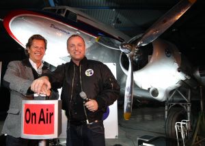 09-11-2007 SHOWBIZZ; GORDON TEKENT CONTRACT BIJ RADIO 538. Gordon gaat samen met Kimberley en Danny Gordijn een radioprogramma  maken bij radio 538. De aftrap was op  Oud Schiphol waar tussen oude vliegtuigen Jan Willem Bruggewirth samen met Gordon de rode knop indrukte en de Gordon radio signalen de ether in werden gestuurd.
foto: Albert den Iseger
