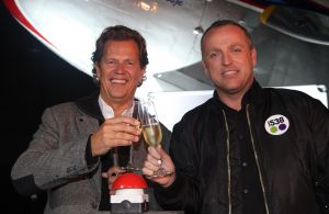09-11-2007 SHOWBIZZ; GORDON TEKENT CONTRACT BIJ RADIO 538. Gordon gaat samen met Kimberley en Danny Gordijn een radioprogramma  maken bij radio 538. De aftrap was op  Oud Schiphol waar tussen oude vliegtuigen Jan Willem Bruggewirth samen met Gordon de rode knop indrukte en de Gordon radio signalen de ether in werden gestuurd.
foto: Albert den Iseger