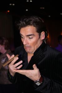 24-11-2007 SHOWBIZZ; GRAND DU GALA CIGARE 2007 IN HUIS TER DUIN NOORDWIJK. Stoute dames van het genootschap Salome rookte en pafte er heerlijk op los en schuwden ook de grootste sigaren niet. Uniek in de geschiedenis van de sigaar gala s was dat er deze keer drie winnaars waren van de Chevalier du Cercie du Cigare: regisseur en producent Chiem van Houweninge. Messterkok van deze eeuw Cas Spijkers en bariton Ernst Daniel Smid. Dit drie tal mag zich voegen bij het rijtje van Hans Wiegel,  Jan des Bouvrie, Robin Linschoten, acteur Peter Lusse, zanger Bastiaan Ragas, RTL baas Fons van Westerloo, chef top kok Robert Kranenborg en wijlen Pim Fortuyn. 
foto: Albert den Iseger