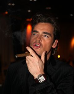 24-11-2007 SHOWBIZZ; GRAND DU GALA CIGARE 2007 IN HUIS TER DUIN NOORDWIJK. Stoute dames van het genootschap Salome rookte en pafte er heerlijk op los en schuwden ook de grootste sigaren niet. Uniek in de geschiedenis van de sigaar gala s was dat er deze keer drie winnaars waren van de Chevalier du Cercie du Cigare: regisseur en producent Chiem van Houweninge. Messterkok van deze eeuw Cas Spijkers en bariton Ernst Daniel Smid. Dit drie tal mag zich voegen bij het rijtje van Hans Wiegel,  Jan des Bouvrie, Robin Linschoten, acteur Peter Lusse, zanger Bastiaan Ragas, RTL baas Fons van Westerloo, chef top kok Robert Kranenborg en wijlen Pim Fortuyn. 
foto: Albert den Iseger