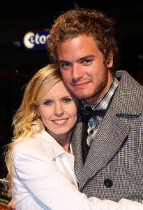 22-11-2007 SHOWBIZZ; PREMIERE VAN DE FILM DE  JONGENS VAN BONTEKOE.
Avontuur, een snufje romantiek en af en toe een ramp om de vaart erin te houden. De scheepjongens van Bontekoe heeft het allemaal. Het is een spannende film over drie heldhaftige scheepsjongens en een schipper die echt heeft bestaan. Er was weer een keur van bekenden naar de premiere gekomen oa. Jim Bakkum, Chimene van Oosterhout,Bas van Toor, Cees Geel,Henk Bos,Chris Zegers,Jochum van Gelder, Ewout Genemans,Melody Klaver en vele anderen.
foto: Albert den Iseger