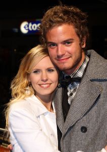 22-11-2007 SHOWBIZZ; PREMIERE VAN DE FILM DE  JONGENS VAN BONTEKOE.
Avontuur, een snufje romantiek en af en toe een ramp om de vaart erin te houden. De scheepjongens van Bontekoe heeft het allemaal. Het is een spannende film over drie heldhaftige scheepsjongens en een schipper die echt heeft bestaan. Er was weer een keur van bekenden naar de premiere gekomen oa. Jim Bakkum, Chimene van Oosterhout,Bas van Toor, Cees Geel,Henk Bos,Chris Zegers,Jochum van Gelder, Ewout Genemans,Melody Klaver en vele anderen.
foto: Albert den Iseger