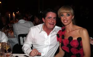 04-11-2007 SHOWBIZZ; PALAZZO OPENT DEUREN VOOR VARIETE LIEFHEBBERS. Voor het vierde achtereen volgende jaar heeft Palazzo haar deuren geopent.Tijdens de premiere trad een keur van internationale artiesten op terwijl de gasten smulden van het vijf gangen diner van top kok Ron Blauw en zijn team.Vele bekenden waren deze avond op uitnodiging van Rick Gemser naar de prachtige tent gekomen oa. Ben Cramer,  Louis van Gaal, Ed Nijpels, Aad de Mos, Thijs van Leer, Mariianne van Wijnkoop, Myrna Goosen, Johnny Kraaijkamp, Sheila de Vries, Fabienne de Vries, Harry Mens, Marijke Helwegen enz. Iedereen had na afloop het buikje vol en zere kaken van het vele lachen. Weer een pracht van aanwinst voor Amsterdam tijdens de aankomende winter.
foto: Albert den Iseger