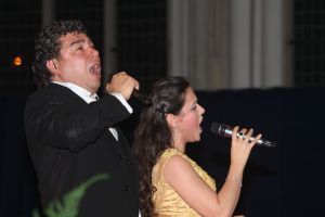 20-11-2007 SHOWBIZZ; VROLIJKE GEZICHTEN EN EEN LACH BIJ RONNIE TOBER. Als je die lachende kindjes zie , dan weet waarvoor ik dit allemaal doe aldus Ronnie Tober en partner Jan. In de Eusebiuskerk in Arnhem hield Ronnie Tober voor de vierde keer een gala voor zijn goede doel verstandelijk gehandicapten. De opbrengst van deze avond was dan ook een record namelijk 151.000 euries.
foto: Albert den Iseger