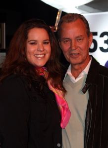 09-11-2007 SHOWBIZZ; GORDON TEKENT CONTRACT BIJ RADIO 538. Gordon gaat samen met Kimberley en Danny Gordijn een radioprogramma  maken bij radio 538. De aftrap was op  Oud Schiphol waar tussen oude vliegtuigen Jan Willem Bruggewirth samen met Gordon de rode knop indrukte en de Gordon radio signalen de ether in werden gestuurd.
foto: Albert den Iseger