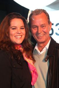 09-11-2007 SHOWBIZZ; GORDON TEKENT CONTRACT BIJ RADIO 538. Gordon gaat samen met Kimberley en Danny Gordijn een radioprogramma  maken bij radio 538. De aftrap was op  Oud Schiphol waar tussen oude vliegtuigen Jan Willem Bruggewirth samen met Gordon de rode knop indrukte en de Gordon radio signalen de ether in werden gestuurd.
foto: Albert den Iseger