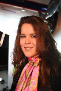 09-11-2007 SHOWBIZZ; GORDON TEKENT CONTRACT BIJ RADIO 538. Gordon gaat samen met Kimberley en Danny Gordijn een radioprogramma  maken bij radio 538. De aftrap was op  Oud Schiphol waar tussen oude vliegtuigen Jan Willem Bruggewirth samen met Gordon de rode knop indrukte en de Gordon radio signalen de ether in werden gestuurd.
foto: Albert den Iseger