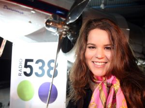 09-11-2007 SHOWBIZZ; GORDON TEKENT CONTRACT BIJ RADIO 538. Gordon gaat samen met Kimberley en Danny Gordijn een radioprogramma  maken bij radio 538. De aftrap was op  Oud Schiphol waar tussen oude vliegtuigen Jan Willem Bruggewirth samen met Gordon de rode knop indrukte en de Gordon radio signalen de ether in werden gestuurd.
foto: Albert den Iseger