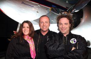09-11-2007 SHOWBIZZ; GORDON TEKENT CONTRACT BIJ RADIO 538. Gordon gaat samen met Kimberley en Danny Gordijn een radioprogramma  maken bij radio 538. De aftrap was op  Oud Schiphol waar tussen oude vliegtuigen Jan Willem Bruggewirth samen met Gordon de rode knop indrukte en de Gordon radio signalen de ether in werden gestuurd.
foto: Albert den Iseger