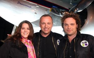 09-11-2007 SHOWBIZZ; GORDON TEKENT CONTRACT BIJ RADIO 538. Gordon gaat samen met Kimberley en Danny Gordijn een radioprogramma  maken bij radio 538. De aftrap was op  Oud Schiphol waar tussen oude vliegtuigen Jan Willem Bruggewirth samen met Gordon de rode knop indrukte en de Gordon radio signalen de ether in werden gestuurd.
foto: Albert den Iseger