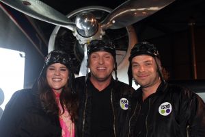 09-11-2007 SHOWBIZZ; GORDON TEKENT CONTRACT BIJ RADIO 538. Gordon gaat samen met Kimberley en Danny Gordijn een radioprogramma  maken bij radio 538. De aftrap was op  Oud Schiphol waar tussen oude vliegtuigen Jan Willem Bruggewirth samen met Gordon de rode knop indrukte en de Gordon radio signalen de ether in werden gestuurd.
foto: Albert den Iseger