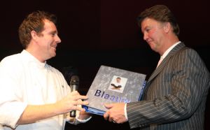 04-11-2007 SHOWBIZZ; PALAZZO OPENT DEUREN VOOR VARIETE LIEFHEBBERS. Voor het vierde achtereen volgende jaar heeft Palazzo haar deuren geopent.Tijdens de premiere trad een keur van internationale artiesten op terwijl de gasten smulden van het vijf gangen diner van top kok Ron Blauw en zijn team.Vele bekenden waren deze avond op uitnodiging van Rick Gemser naar de prachtige tent gekomen oa. Ben Cramer,  Louis van Gaal, Ed Nijpels, Aad de Mos, Thijs van Leer, Mariianne van Wijnkoop, Myrna Goosen, Johnny Kraaijkamp, Sheila de Vries, Fabienne de Vries, Harry Mens, Marijke Helwegen enz. Iedereen had na afloop het buikje vol en zere kaken van het vele lachen. Weer een pracht van aanwinst voor Amsterdam tijdens de aankomende winter.
foto: Albert den Iseger
