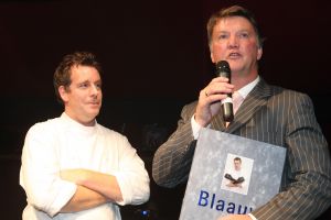 04-11-2007 SHOWBIZZ; PALAZZO OPENT DEUREN VOOR VARIETE LIEFHEBBERS. Voor het vierde achtereen volgende jaar heeft Palazzo haar deuren geopent.Tijdens de premiere trad een keur van internationale artiesten op terwijl de gasten smulden van het vijf gangen diner van top kok Ron Blauw en zijn team.Vele bekenden waren deze avond op uitnodiging van Rick Gemser naar de prachtige tent gekomen oa. Ben Cramer,  Louis van Gaal, Ed Nijpels, Aad de Mos, Thijs van Leer, Mariianne van Wijnkoop, Myrna Goosen, Johnny Kraaijkamp, Sheila de Vries, Fabienne de Vries, Harry Mens, Marijke Helwegen enz. Iedereen had na afloop het buikje vol en zere kaken van het vele lachen. Weer een pracht van aanwinst voor Amsterdam tijdens de aankomende winter.
foto: Albert den Iseger
