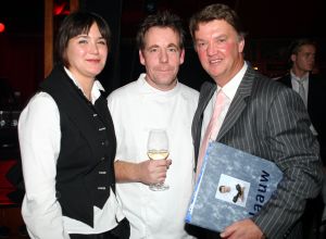 04-11-2007 SHOWBIZZ; PALAZZO OPENT DEUREN VOOR VARIETE LIEFHEBBERS. Voor het vierde achtereen volgende jaar heeft Palazzo haar deuren geopent.Tijdens de premiere trad een keur van internationale artiesten op terwijl de gasten smulden van het vijf gangen diner van top kok Ron Blauw en zijn team.Vele bekenden waren deze avond op uitnodiging van Rick Gemser naar de prachtige tent gekomen oa. Ben Cramer,  Louis van Gaal, Ed Nijpels, Aad de Mos, Thijs van Leer, Mariianne van Wijnkoop, Myrna Goosen, Johnny Kraaijkamp, Sheila de Vries, Fabienne de Vries, Harry Mens, Marijke Helwegen enz. Iedereen had na afloop het buikje vol en zere kaken van het vele lachen. Weer een pracht van aanwinst voor Amsterdam tijdens de aankomende winter.
foto: Albert den Iseger