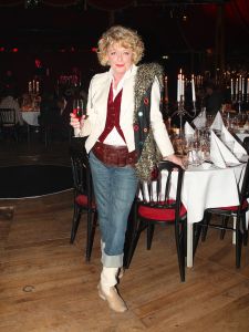 04-11-2007 SHOWBIZZ; PALAZZO OPENT DEUREN VOOR VARIETE LIEFHEBBERS. Voor het vierde achtereen volgende jaar heeft Palazzo haar deuren geopent.Tijdens de premiere trad een keur van internationale artiesten op terwijl de gasten smulden van het vijf gangen diner van top kok Ron Blauw en zijn team.Vele bekenden waren deze avond op uitnodiging van Rick Gemser naar de prachtige tent gekomen oa. Ben Cramer,  Louis van Gaal, Ed Nijpels, Aad de Mos, Thijs van Leer, Mariianne van Wijnkoop, Myrna Goosen, Johnny Kraaijkamp, Sheila de Vries, Fabienne de Vries, Harry Mens, Marijke Helwegen enz. Iedereen had na afloop het buikje vol en zere kaken van het vele lachen. Weer een pracht van aanwinst voor Amsterdam tijdens de aankomende winter.
foto: Albert den Iseger