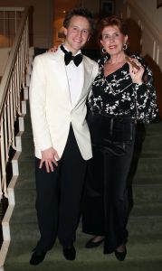 24-11-2007 SHOWBIZZ; GRAND DU GALA CIGARE 2007 IN HUIS TER DUIN NOORDWIJK. Stoute dames van het genootschap Salome rookte en pafte er heerlijk op los en schuwden ook de grootste sigaren niet. Uniek in de geschiedenis van de sigaar gala s was dat er deze keer drie winnaars waren van de Chevalier du Cercie du Cigare: regisseur en producent Chiem van Houweninge. Messterkok van deze eeuw Cas Spijkers en bariton Ernst Daniel Smid. Dit drie tal mag zich voegen bij het rijtje van Hans Wiegel,  Jan des Bouvrie, Robin Linschoten, acteur Peter Lusse, zanger Bastiaan Ragas, RTL baas Fons van Westerloo, chef top kok Robert Kranenborg en wijlen Pim Fortuyn. 
foto: Albert den Iseger