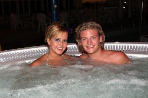 15-11-2007 SHOWBIZZ; THOMAS BERGE EN MONIQUE SMIT EEN STELLETJE. De vonk sloeg definitief over aan board van een cruise boot. Niet alleen de 800 Tros leden hadden de tijd van hun leven ook Monique en Thomas hadden aan board een overgetelijke tijd met elkaar. Tijdens de Tros cruise waar Thomas en Monique voor de 800 Nederlandse muziek fans optraden is hun band alleen maar sterker en hechter geworden.Op de vraag of ze nu echt een relatie hebben werd beantwoord met: Zeg nooit nooit!! 
foto: Albert den Iseger.