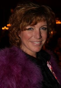 04-11-2007 SHOWBIZZ; PALAZZO OPENT DEUREN VOOR VARIETE LIEFHEBBERS. Voor het vierde achtereen volgende jaar heeft Palazzo haar deuren geopent.Tijdens de premiere trad een keur van internationale artiesten op terwijl de gasten smulden van het vijf gangen diner van top kok Ron Blauw en zijn team.Vele bekenden waren deze avond op uitnodiging van Rick Gemser naar de prachtige tent gekomen oa. Ben Cramer,  Louis van Gaal, Ed Nijpels, Aad de Mos, Thijs van Leer, Mariianne van Wijnkoop, Myrna Goosen, Johnny Kraaijkamp, Sheila de Vries, Fabienne de Vries, Harry Mens, Marijke Helwegen enz. Iedereen had na afloop het buikje vol en zere kaken van het vele lachen. Weer een pracht van aanwinst voor Amsterdam tijdens de aankomende winter.
foto: Albert den Iseger