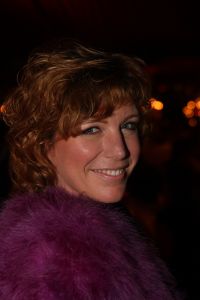 04-11-2007 SHOWBIZZ; PALAZZO OPENT DEUREN VOOR VARIETE LIEFHEBBERS. Voor het vierde achtereen volgende jaar heeft Palazzo haar deuren geopent.Tijdens de premiere trad een keur van internationale artiesten op terwijl de gasten smulden van het vijf gangen diner van top kok Ron Blauw en zijn team.Vele bekenden waren deze avond op uitnodiging van Rick Gemser naar de prachtige tent gekomen oa. Ben Cramer,  Louis van Gaal, Ed Nijpels, Aad de Mos, Thijs van Leer, Mariianne van Wijnkoop, Myrna Goosen, Johnny Kraaijkamp, Sheila de Vries, Fabienne de Vries, Harry Mens, Marijke Helwegen enz. Iedereen had na afloop het buikje vol en zere kaken van het vele lachen. Weer een pracht van aanwinst voor Amsterdam tijdens de aankomende winter.
foto: Albert den Iseger