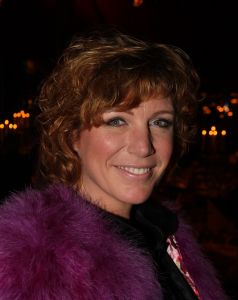 04-11-2007 SHOWBIZZ; PALAZZO OPENT DEUREN VOOR VARIETE LIEFHEBBERS. Voor het vierde achtereen volgende jaar heeft Palazzo haar deuren geopent.Tijdens de premiere trad een keur van internationale artiesten op terwijl de gasten smulden van het vijf gangen diner van top kok Ron Blauw en zijn team.Vele bekenden waren deze avond op uitnodiging van Rick Gemser naar de prachtige tent gekomen oa. Ben Cramer,  Louis van Gaal, Ed Nijpels, Aad de Mos, Thijs van Leer, Mariianne van Wijnkoop, Myrna Goosen, Johnny Kraaijkamp, Sheila de Vries, Fabienne de Vries, Harry Mens, Marijke Helwegen enz. Iedereen had na afloop het buikje vol en zere kaken van het vele lachen. Weer een pracht van aanwinst voor Amsterdam tijdens de aankomende winter.
foto: Albert den Iseger
