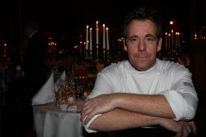 04-11-2007 SHOWBIZZ; PALAZZO OPENT DEUREN VOOR VARIETE LIEFHEBBERS. Voor het vierde achtereen volgende jaar heeft Palazzo haar deuren geopent.Tijdens de premiere trad een keur van internationale artiesten op terwijl de gasten smulden van het vijf gangen diner van top kok Ron Blauw en zijn team.Vele bekenden waren deze avond op uitnodiging van Rick Gemser naar de prachtige tent gekomen oa. Ben Cramer,  Louis van Gaal, Ed Nijpels, Aad de Mos, Thijs van Leer, Mariianne van Wijnkoop, Myrna Goosen, Johnny Kraaijkamp, Sheila de Vries, Fabienne de Vries, Harry Mens, Marijke Helwegen enz. Iedereen had na afloop het buikje vol en zere kaken van het vele lachen. Weer een pracht van aanwinst voor Amsterdam tijdens de aankomende winter.
foto: Albert den Iseger